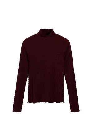 Top de punto burdeos de manga larga con un acabado texturizado y arrugado, y un cuello con volantes, que presenta una silueta holgada y casual.