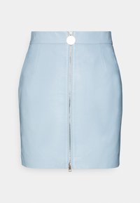 Ljusblå läderkjol med rak silhuett, med en dragkedja framtill och en rund silverfärgad dragkedjepull. Slät textur.