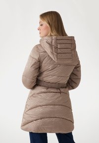 Guess SELINE LOGO MIDI PUF - Žieminis paltas - braun