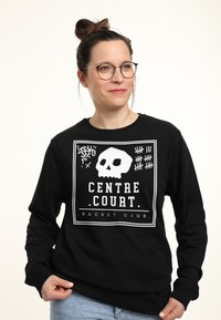 Černá mikina s bílým grafickým designem, který zobrazuje lebku a text "CENTRE COURT. RACKET CLUB." Měkká tkanina, uvolněný střih, pružné manžety.