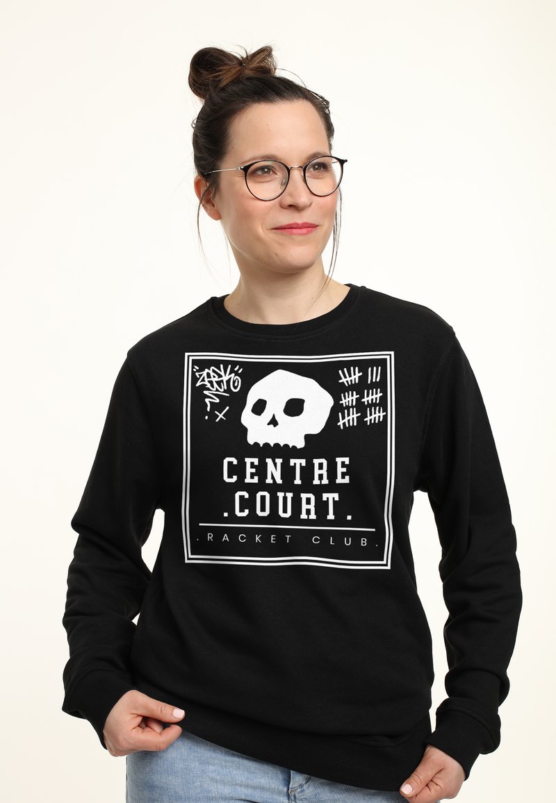 Černá mikina s bílým grafickým designem, který zobrazuje lebku a text "CENTRE COURT. RACKET CLUB." Měkká tkanina, uvolněný střih, pružné manžety.