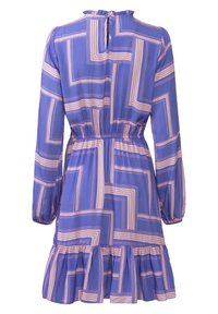 Fialové a růžové šaty s geometrickým vzorem, dlouhý rukáv, volánkový lem, elastický pas a zapínání na knoflík ve tvaru klíčové dírky vzadu u výstřihu.