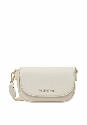 Petit sac bandoulière en cuir beige avec ferrures dorées et logo Valentino sur le rabat avant, bandoulière ajustable fixée côté gauche.