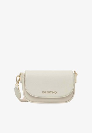 Petit sac bandoulière en cuir beige avec ferrures dorées et logo Valentino sur le rabat avant, bandoulière ajustable fixée côté gauche.