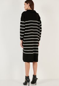 LELA REGULAR FIT - Rochie tricotată - black/cream