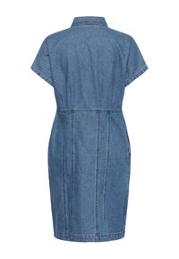 Vue arrière d'une robe en jean bleue mi-longue avec manches courtes et détails de coutures verticales.