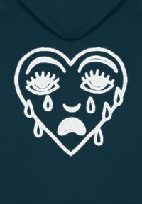 Haut à capuche bleu foncé avec un grand design de cœur brodé, représentant des yeux en larmes et des larmes, entouré de blanc. Finition en tissu texturé.