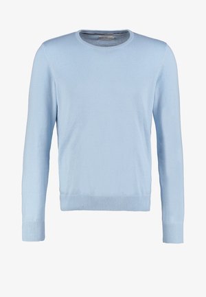 Lichtblauw langemouwen trui met een ronde hals. Heeft een gladde structuur en geribbelde manchetten en onderrand. Klassiek, aansluitend ontwerp.