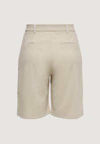 Beige shorts van een gladde stof, met een elastische band, twee achterzakken en een rechte snit met een relaxte pasvorm.