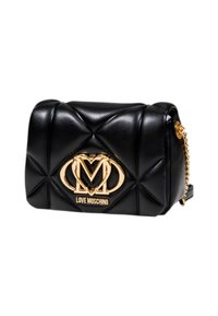 Borsa a tracolla in ecopelle trapuntata nera con hardware dorato, un logo prominente e una tracolla a catena. Forma rettangolare semplice.