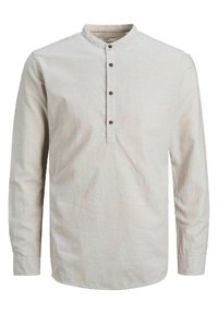 Beige dlouhá košile s mandarin límcem a čtyřmi hnědými knoflíky na předním zapínání.