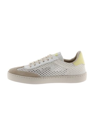 Zapatillas que presentan una parte superior de malla ligera en blanco, acentos de ante beige, una suela de goma plana y cordones redondos con un detalle amarillo.