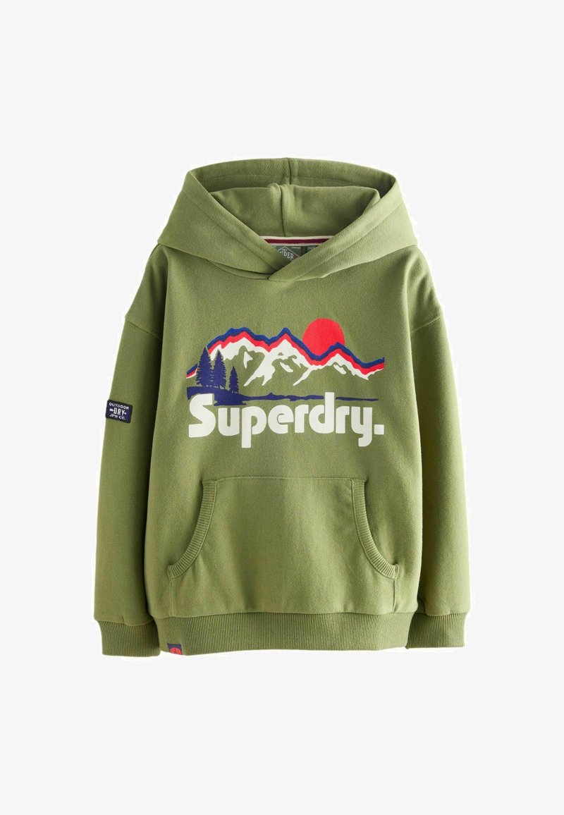 Sudadera con capucha verde olivo que presenta un gráfico de montañas y un sol rojo, con "Superdry" impreso en letras grandes y blancas.