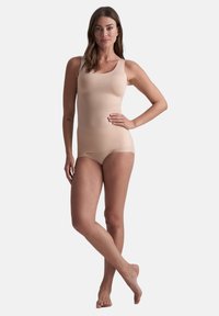 Huidskleurige naadloze tanktop en hoge taille slip in zachte, rekbare stof. Kenmerken zijn een ronde halslijn en een gladde textuur.