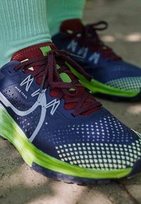 REACT PEGASUS TRAIL 4 - Bėgimo bateliai, skirti nelygiam paviršiui - thunder blue/light armory blue/chlorophyll/vapor green/dark team red