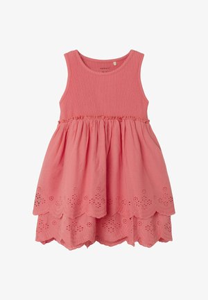 Robe rose avec un corsage côtelé et une jupe évasée brodée présentant un ourlet festonné. Tissu léger, design sans manches.