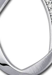 Anneau en argent avec une finition lisse et polie et un design courbé, orné de petites pierres précieuses claires le long d'un côté.