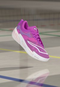 Puma kedas ar spilgti rozā acs augšdaļu, baltu zoli un violetiem akcentiem. Raksturīgs elegants dizains un ievērojama okslēta tekstūra.