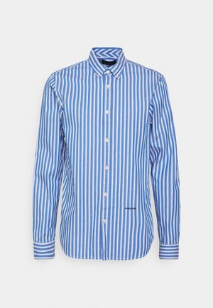 Camisa azul de botones con rayas verticales blancas, mangas largas, cuello con botones y un pequeño logo cerca del dobladillo delantero inferior.