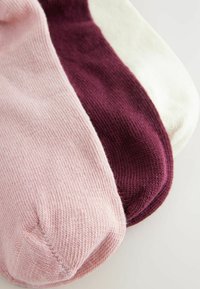 Drei Paar Socken: hellrosa, tiefburgunder und weiß. Aus gestricktem Material mit weicher Textur und rundem Zehen Design.