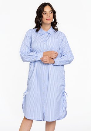 Blauw-wit gestreepte jurk met knopen aan de voorkant, kraag, lange mouwen en verstelbare plooien aan de zijkant.