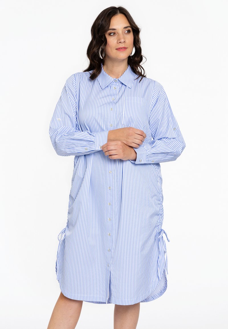 Gestreiftes Hemdkleid in Blau und Weiß, mit Knöpfen an der Vorderseite, Kragen, langen Ärmeln und verstellbaren Raffung an den Seiten.