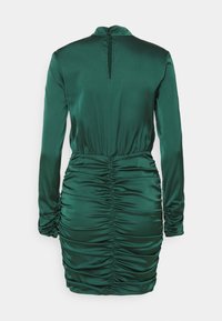 Grön satin klänning med lång ärm, figurnära liv och draperad detalj vid midja och höfter. Nyckelhålsstängning i ryggen. Slät yta.