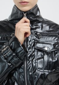 Calliope EFFETTO - Giacca in similpelle - nero