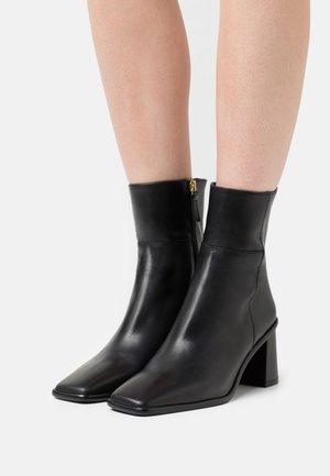 WEST - Korte laarzen - total black