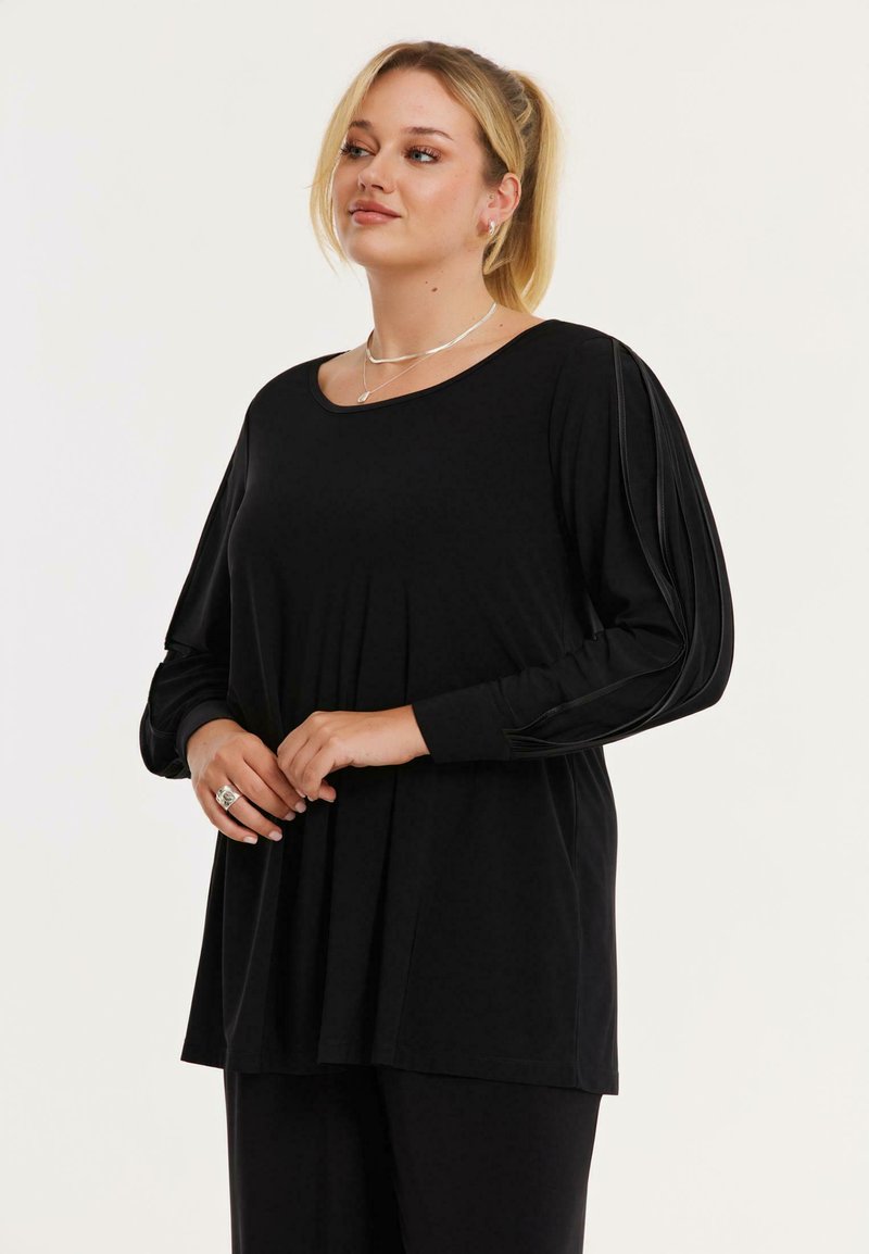 Schwarzes Langarmshirt mit Rundhalsausschnitt, gefältelten Details an den Ärmeln und lockerer Passform. Glattes Material und minimalistisches Design.