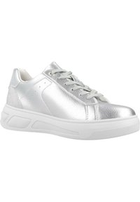 Scarpa atletica metallica argento con una texture liscia, suola in gomma bianca, punta rotonda e lacci grigio chiaro; presenta dettagli perforati sulla tomaia.