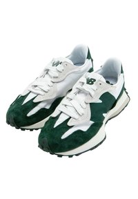 Un par de zapatillas deportivas blancas y verde oscuro con cordones blancos, superposiciones de ante y una suela texturizada, inclinadas hacia la derecha sobre un fondo blanco.