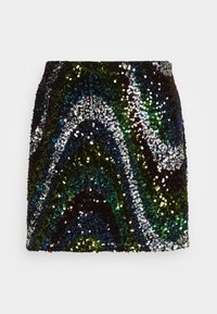Mini-jupe courte en sequins avec un motif en vagues dans des nuances de vert, bleu et noir. La surface texturée reflète la lumière, créant un effet scintillant.