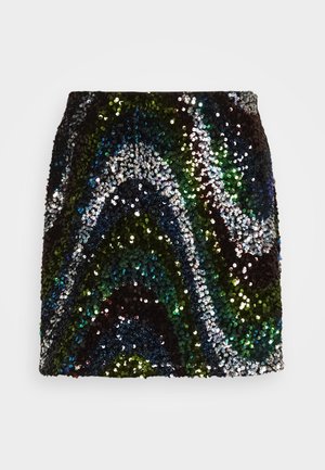 Lyhyt paljetti-mini hame, jossa on aalto-kuvio vihreän, sinisen ja mustan sävyissä. Teksturoitu pinta heijastaa valoa luoden kimaltelevan efektin.