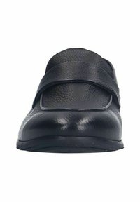 Zwarte leren schoen met een gestructureerde bovenkant, brede band over de wreef, ronde neus en een lage, flexibele zool.