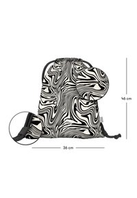 Batoh na stažení s černobílým vířivým vzorem, vyrobený z látky. Rozměry: 46 cm výška, 36 cm šířka. Obsahuje nastavitelné popruhy a detail s logem.