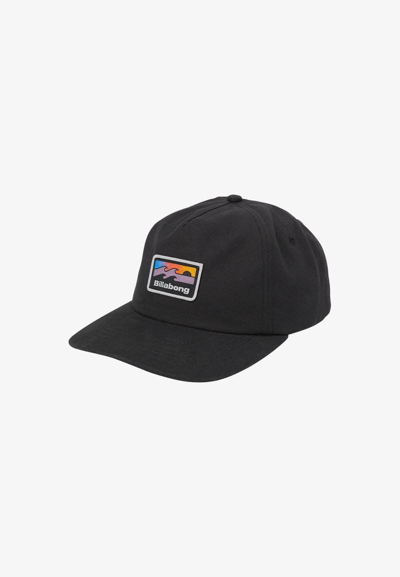Boné preto feito de tecido com aba curva. Apresenta um emblema retangular com ondas multicoloridas e sol. Design clássico.