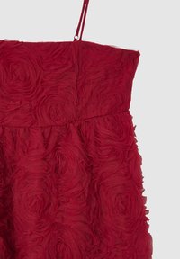 Rotes Kleid aus strukturiertem Stoff mit 3D-Blütenmuster und dünnen Schulterträgern.