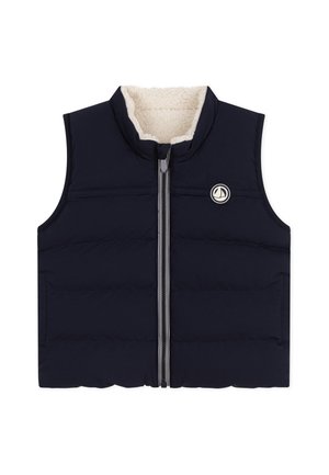 Vestă matlasată bleumarin cu fermuar frontal, căptușită cu fleece texturat și logo rotund pe piept. Fără mâneci, design matlasat.