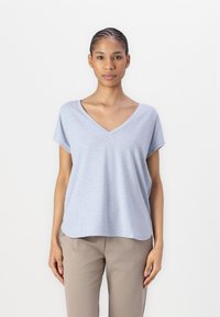 T-shirt azzurro chiaro con scollatura a V e maniche corte, realizzato in un tessuto morbido e liscio. La maglietta ha una vestibilità comoda e un orlo leggermente curvato.