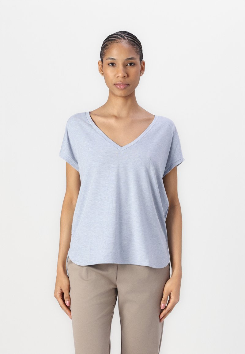 T-shirt azzurro chiaro con scollatura a V e maniche corte, realizzato in un tessuto morbido e liscio. La maglietta ha una vestibilità comoda e un orlo leggermente curvato.