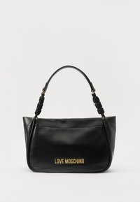Melna ādas rokassoma ar izliekumu formu, kurai ir mezgla auduma rokturis un zelta logo "LOVE MOSCHINO" priekšpusē. Gluda tekstūra.