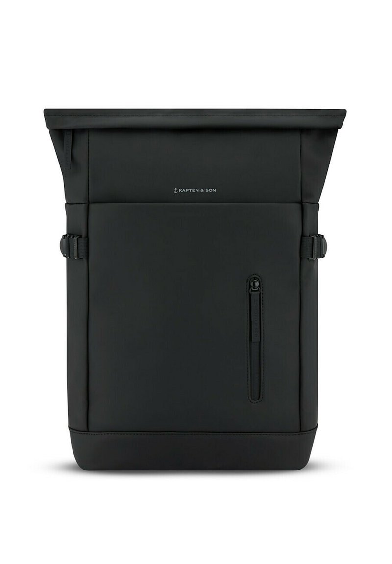 Mochila negra de tipo roll-top con acabado mate, correas laterales ajustables, bolsillo frontal con cremallera y detalle de logo. Fabricada con material duradero y resistente al agua.