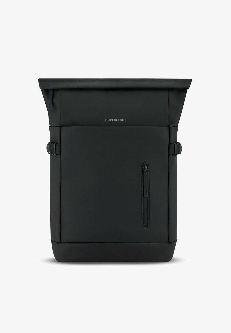 Rullatopp svart ryggsekk med matt overflate, justerbare sidestropper, frontlomme med glidelås og logodetalj. Laget av holdbart, vannavstøtende materiale.