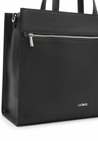 Bolso tote de cuero negro con un acabado texturizado, que cuenta con un bolsillo delantero con cierre, asas cortas y un logo plateado en la base.