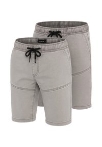Shorts de mezclilla gris con una cintura elástica y cordón, costuras laterales y detalles de costura reforzada.