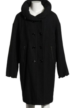 Manteau en laine noir à double boutonnage avec col montant, poches zippées et manches longues, présenté sur un torse de mannequin blanc.