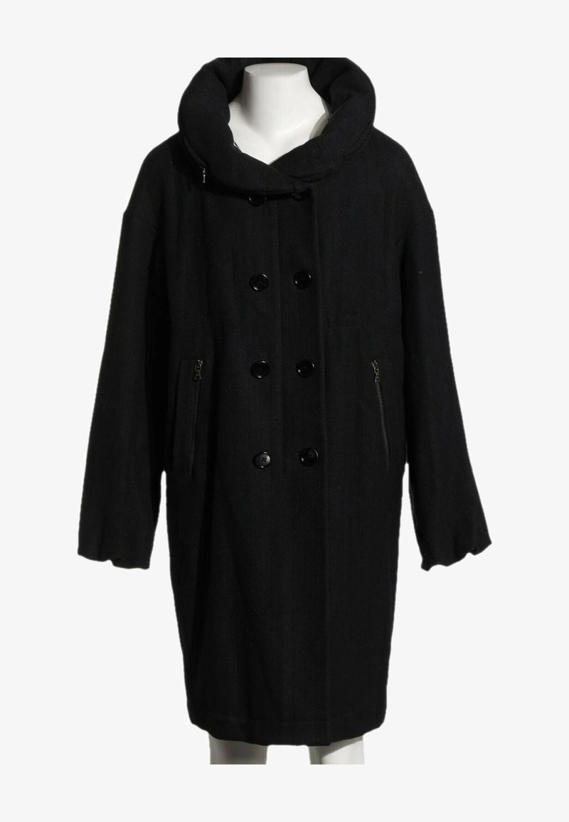 Manteau en laine noir à double boutonnage avec col montant, poches zippées et manches longues, présenté sur un torse de mannequin blanc.