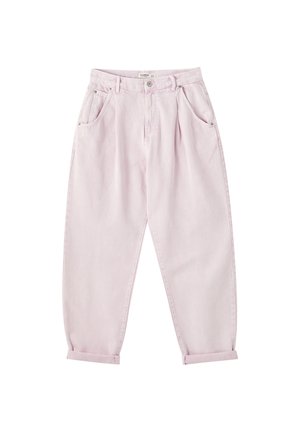 Lichtroze casual broek met hoge taille, plooien, voorzakken, knoop- en ritssluiting en omgeslagen pijpen, afgebeeld op een witte achtergrond.