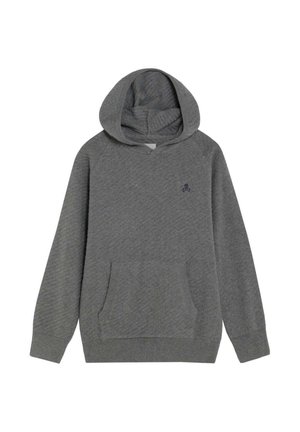 Sudadera gris de punto con capucha, bolsillo tipo canguro en la parte delantera y pequeño emblema oscuro en el lado izquierdo del pecho.